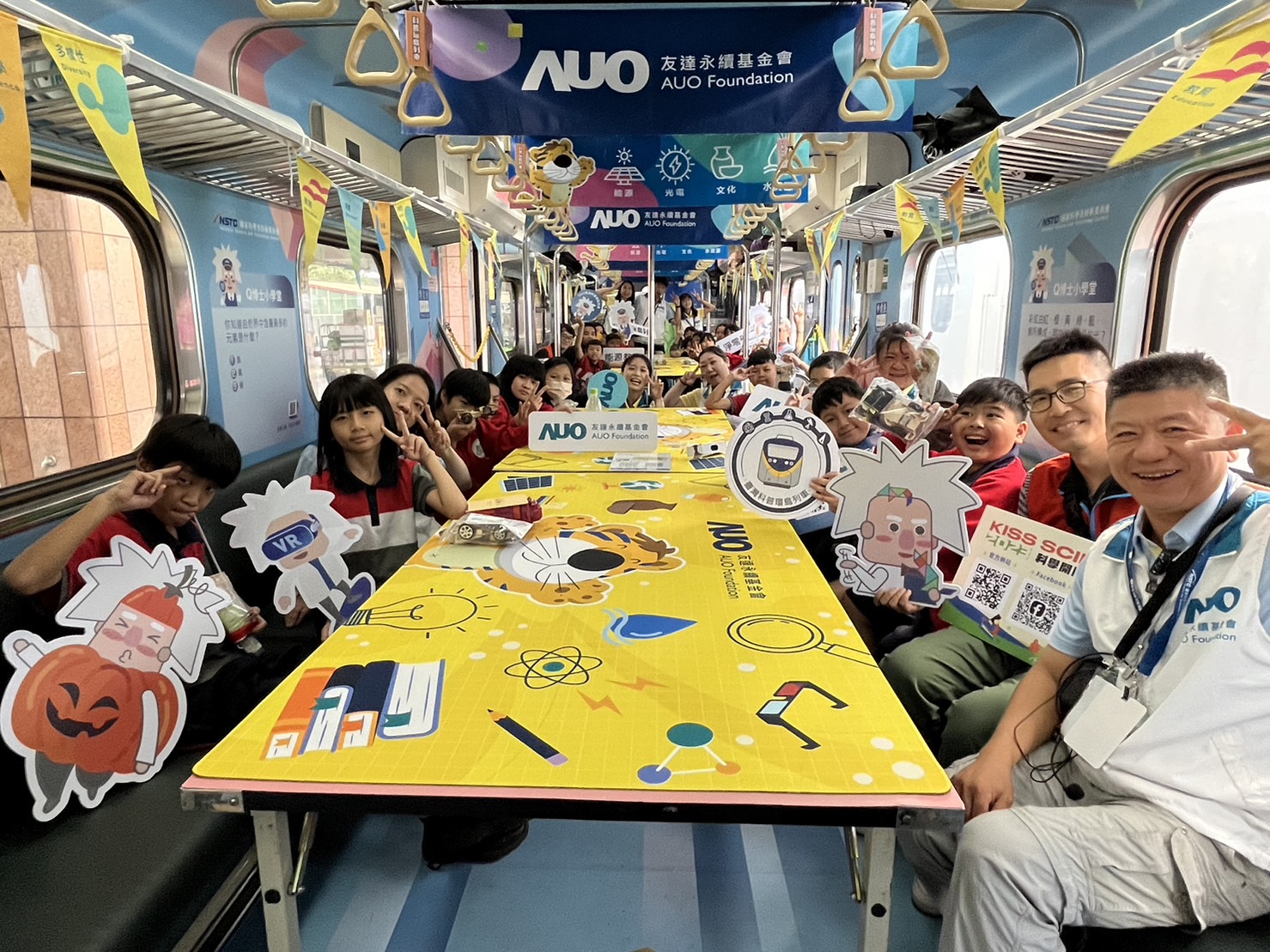 彩虹多多永續基金會參與「臺灣科普環島列車」，設計基礎科學車廂課程，以「淨零碳排和永續能源」為主題，讓學生透過創意實驗認識淨零知識，以及思考生活中的減碳行為