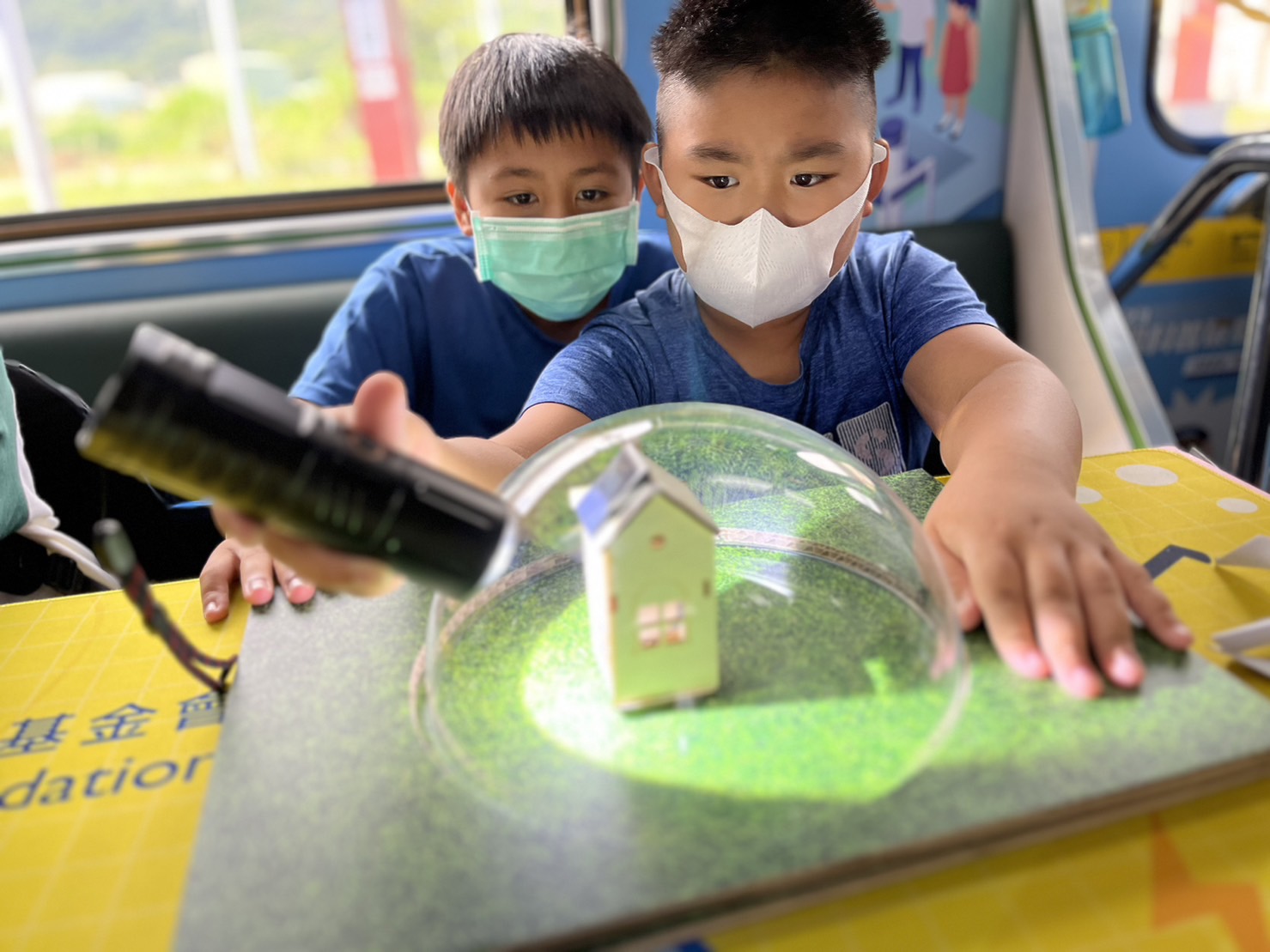 彩虹多多參與基礎科學主題車廂，以STEAM教學精神，設計「逐日科學家」、「太陽能工程師」以及「淨零建築師」三大能源科普課程和實驗